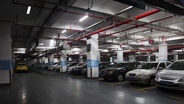 城市小区地下停车场的收费权 物业公司能否随意定价？