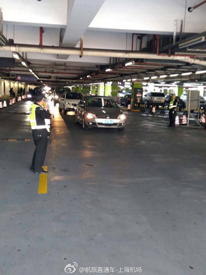 浦东机场迎出行高峰 启用临时停车场P5并配备免费接驳服务