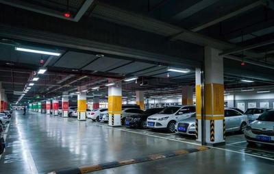 停车场天价停车费引热议 30万欠费背后的人情与法理